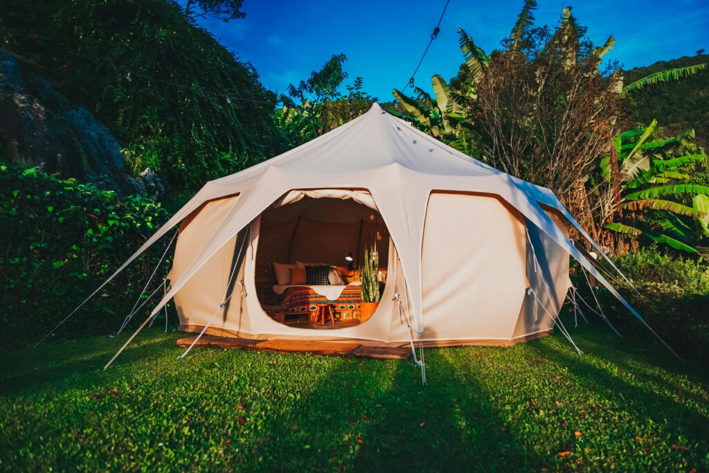 Telt til 4 personer til camping – rummeligt og let at sætte op på naturtur